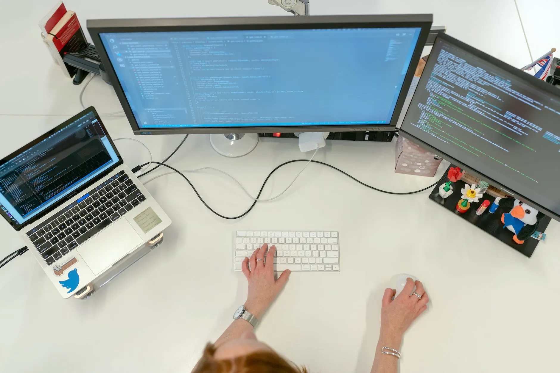 Desarrollo de una Intranet Completa: Potenciando la Eficiencia con WordPress, WooCommerce y Elementor 1 female software engineer coding on computer