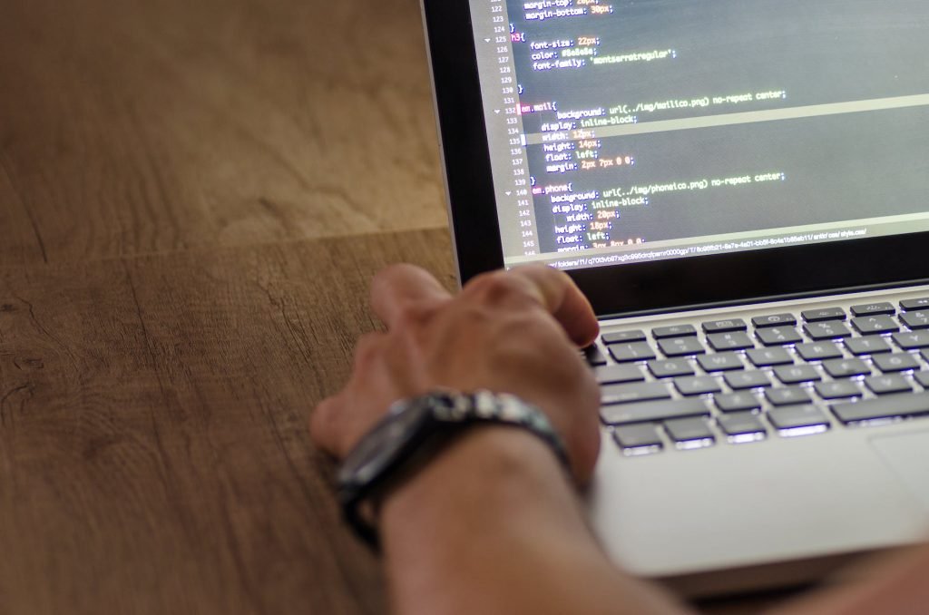 Crea un plugin de WordPress con Vue.js en la parte de administración 1 person wearing black watch holding macbook pro