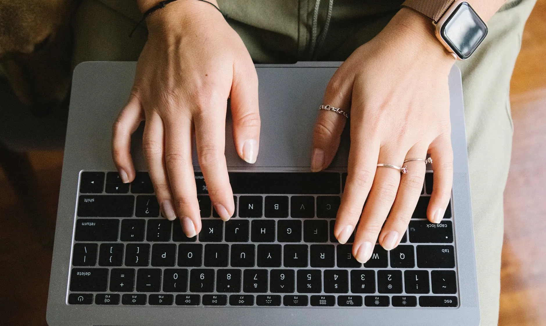 Cómo Crear Órdenes en WooCommerce de Manera Programática: Una Guía Paso a Paso 1 crop unrecognizable woman working on laptop
